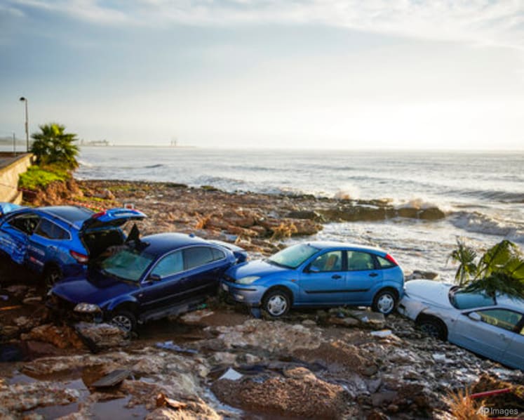 Floods sweep cars into sea, damage homes in northeast Spain