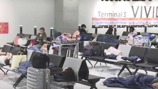 逾千乘客被逼成田机场过夜 抢不到长椅者只能睡地板