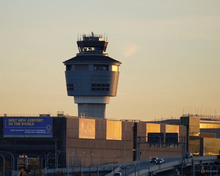 Lawmakers ask FAA to pause use of new AI tool in DC-area flight management 
