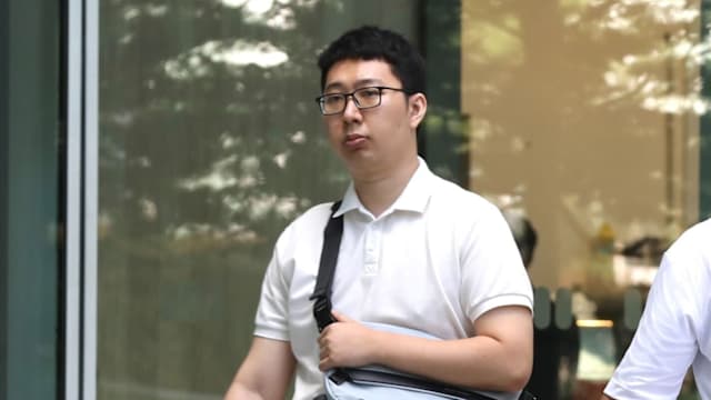 偷拍裙底 合成裸照发女友人  男子还在桌底装针孔实时偷拍
