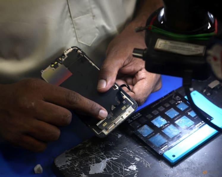 Exclusive-Indian consumer regulator escalates probe into Apple's software warranty terms