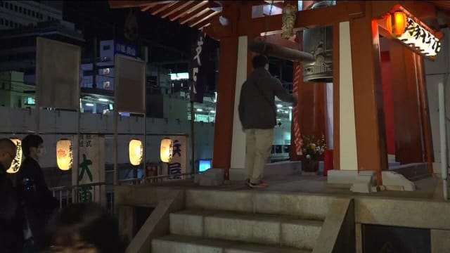 日本民众敲钟祈福迎新年