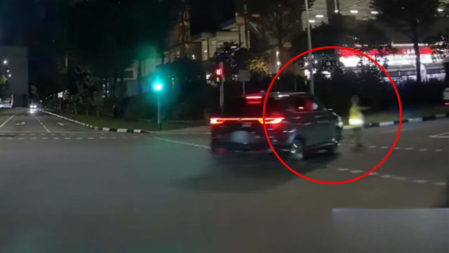黑色轿车险酿车祸 行人未过完路就加速右转