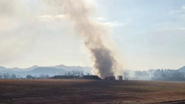 济州航空客机降落冲出跑道 疑与鸟群碰撞未能放下起落架