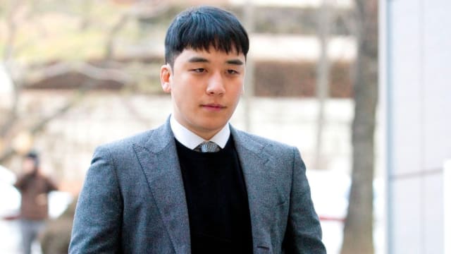 Seungri非法出席夜店活动？保镖开道、粉丝争合照！
