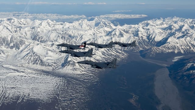 我国空军参与美国红旗阿拉斯加演习 斩获三项殊荣