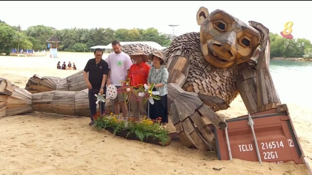 圣淘沙海滩增四巨型雕像 让访客思索垃圾价值