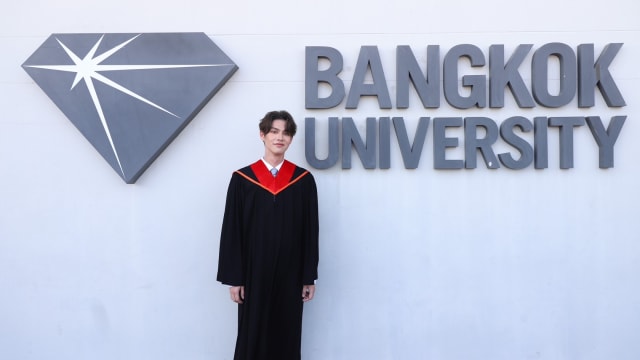 泰星Bright大学毕业啦！粉丝包足球场庆祝