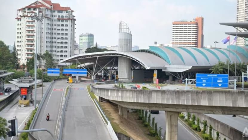 Pelepasan pasport guna kod QR bagi penumpang bas kilang di pusat pemeriksaan Johor bermula Jun Pelepasan pasport guna kod QR bagi penumpang bas kilang di pusat pemeriksaan Johor bermula Jun