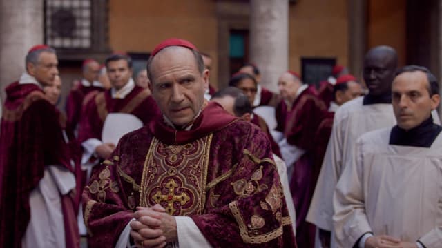获金球奖6项提名，Ralph Fiennes主演“Conclave”2025年1月狮城上映！