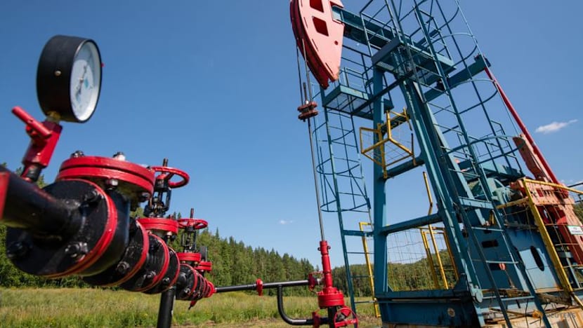 Oil falls on possible US-Iran de-escalation, firm dollar