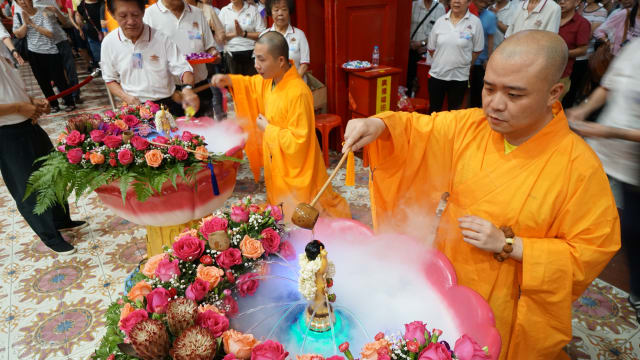 黄总理祝所有佛教徒卫塞节快乐