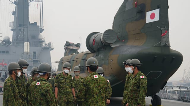 日本自卫队派三架运输直升机 赴印尼助扑灭林火