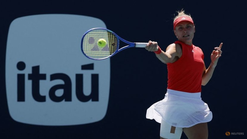 Osaka battles back to advance in Miami