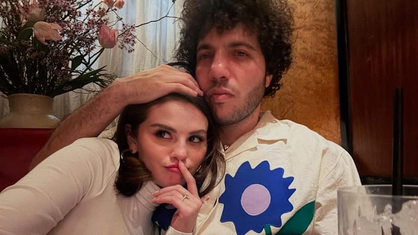 Imbas kaki kotor dan kentut di podcast, netizen minta Selena Gomez ceraikan Benny Blanco