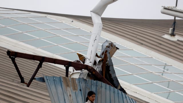 印度新德里国际机场部分楼顶暴雨中坍塌 造成一死八伤