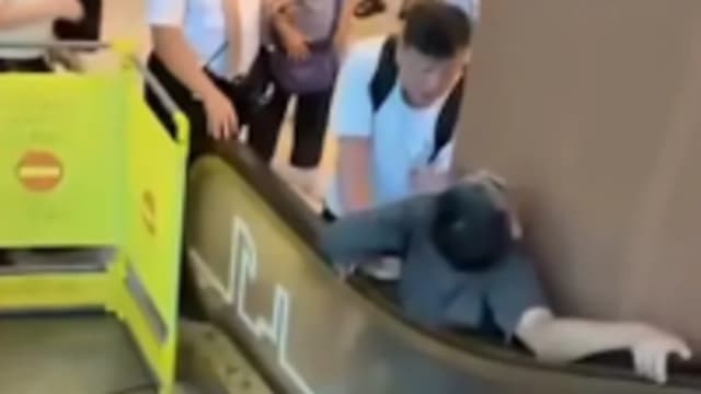 香港老翁为捡掉落菜袋 卡在超市电扶梯缝隙受伤