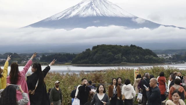 日本富士山迎来今年初冠雪 比往年平均晚了21天