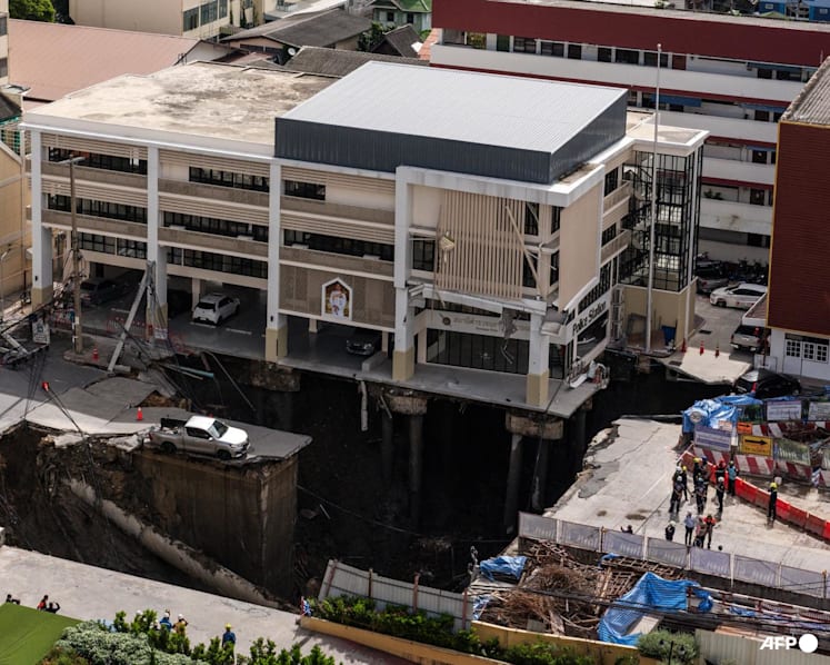 Massive sinkhole opens up outside Bangkok hospital