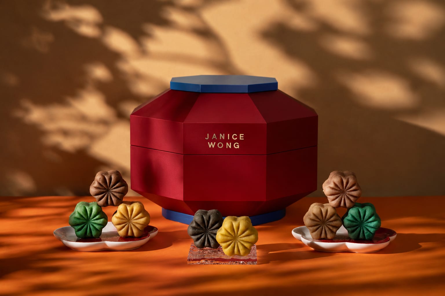 月饼吃完“灯笼”还能收藏！Janice Wong推限量木雕灯笼礼盒，花香茶韵月饼玩转新意 - vibes by 8world