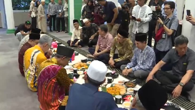 PM Lee sertai acara berbuka puasa di Masjid Alkaff Upper Serangoon