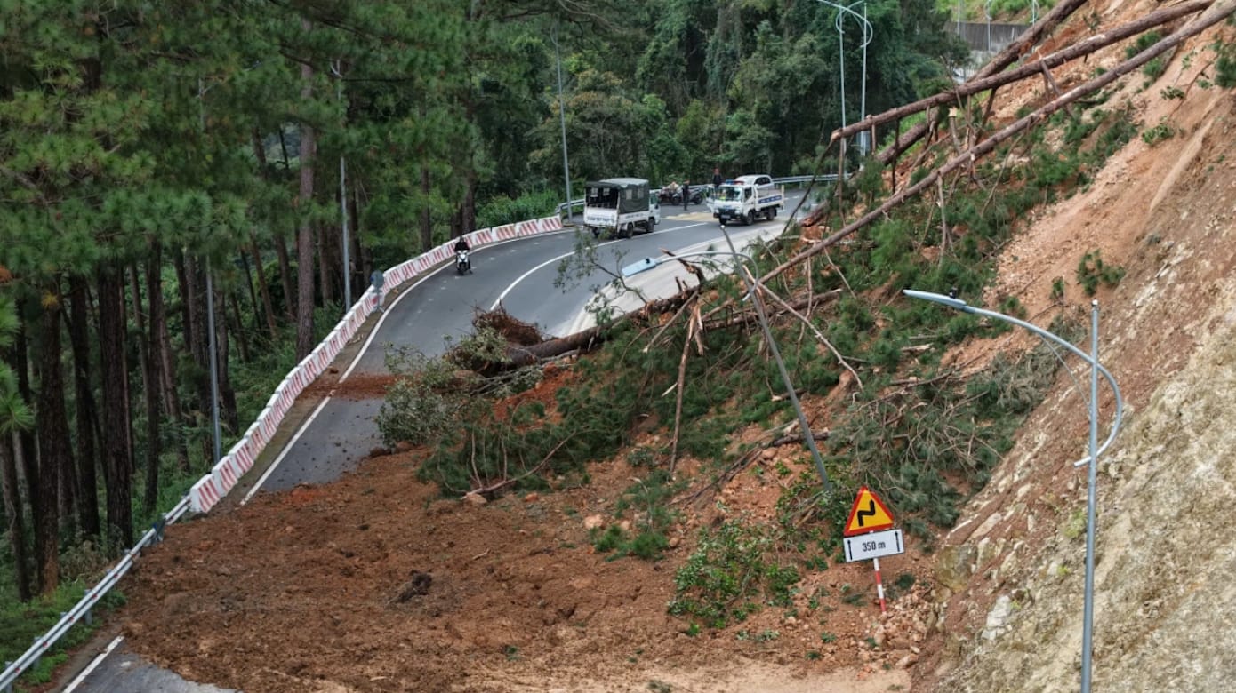 越南中南部新一轮暴雨致多处土崩 至少两人死亡