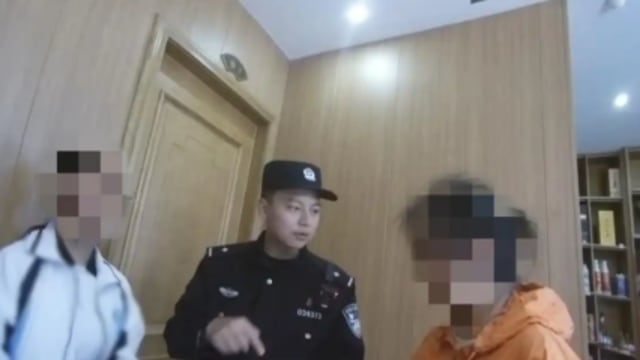 母女餐馆就餐未动筷只顾“玩”手机  机警老板报警成功阻止电诈