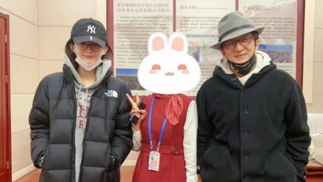 成龙搭档古力娜扎演情侣？网酸：明明都能演爷孙了