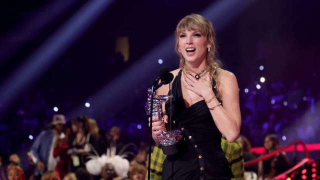 Taylor Swift弄丢万元钻戒　惊恐求助表情被拍下
