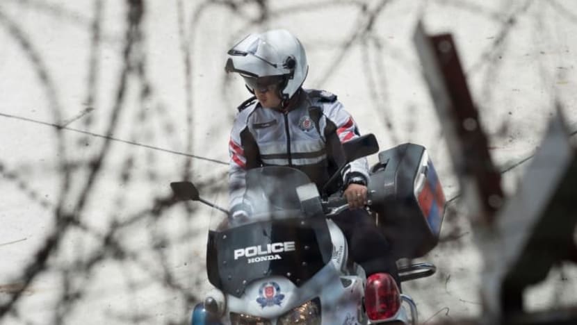 Larikan diri ketika pemeriksaan polis trafik; heret pegawai ke tengah-tengah CTE