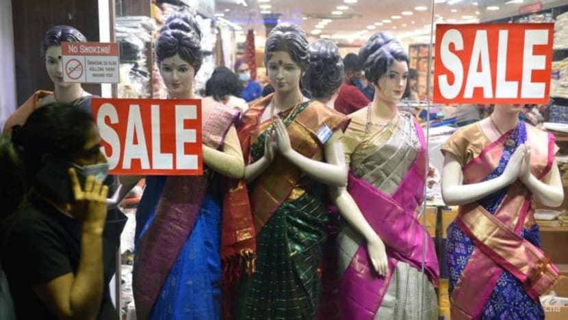 Sekatan COVID-19 bawa kesan kepada jualan, pengunjung jelang Deepavali Sekatan COVID-19 bawa kesan kepada jualan, pengunjung jelang Deepavali