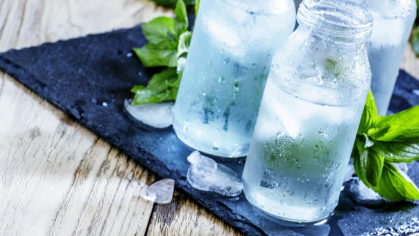 Viral minum air es merusak ginjal, apa tanggapan dokter?