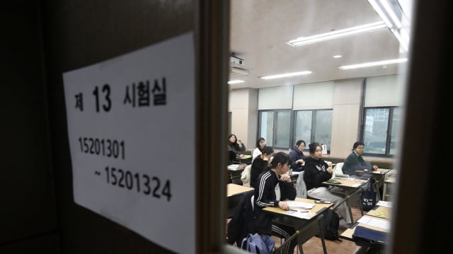 逾50万名韩国学生在无需戴口罩的情况下 进行大学修学能力考试