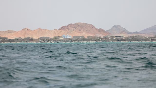 两艘中国超级油轮 载400万桶沙特原油驶离红海