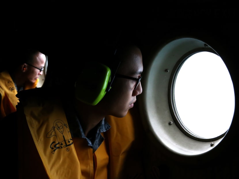 RSAF’s C-130 aircraft personnel assisting in the AirAsia QZ8501 search operations. (Photo: Wee Teck Hian) RSAF’s C-130 aircraft personnel assisting in the AirAsia QZ8501 search operations. (Photo: Wee Teck Hian)