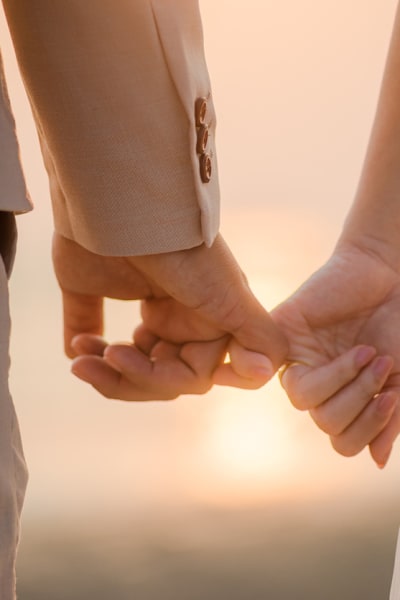 订婚后同居怀孕再分手 男子追讨近12万人民币彩礼