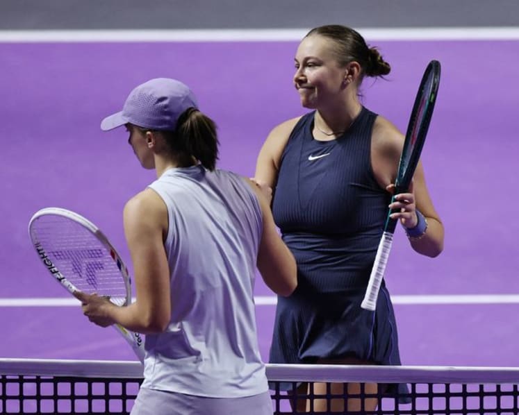 Anisimova outlasts Swiatek at WTA Finals to join Rybakina in semis