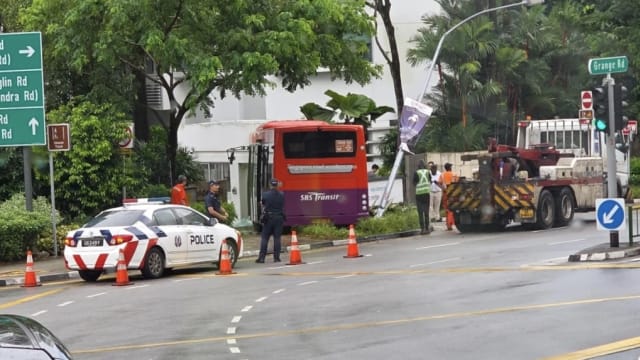 巴士失控冲进人行道 撞毁公寓保安亭