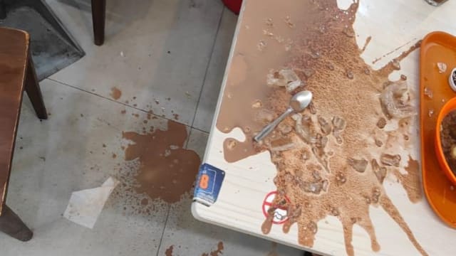 热饮还没喝杯子就爆裂 顾客手脚遭飞溅玻璃碎片弄伤