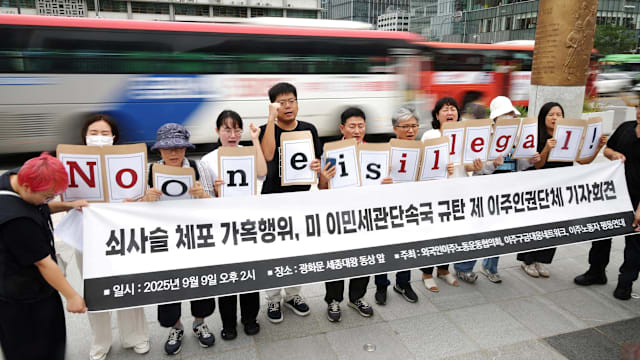 韩国派包机到美国 接回移民突击行动中被捕数百名工人