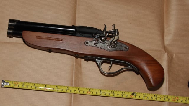 持枪支造型打火机打抢 嫌犯被捕 最小14岁 