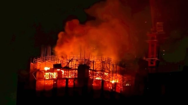 高雄兴建中30层豪宅失火  顶楼陷火海幸无人受困