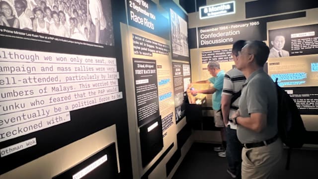 排队等候参观《信天翁档案》 民众观展后称感触良深