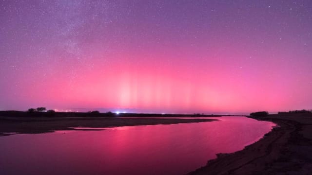 太阳风暴来袭多地又现极光 天空瞬变梦幻彩色盘