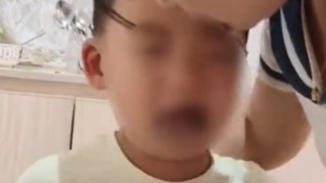 小男孩爱说脏话 妈妈和老师联手出招搞定