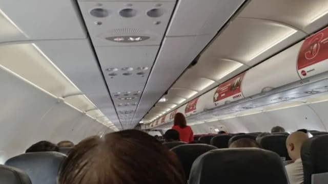 亚航客机冷气故障乘客冒汗 机长：飞机升空后恢复正常