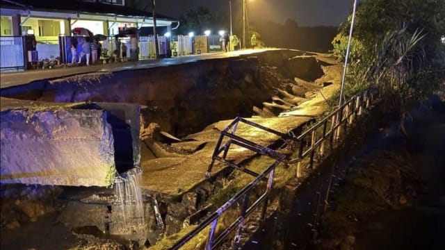 一晚两起土崩  砂拉越马路塌陷成深沟