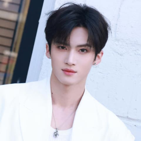 中国籍男星罕见病曝光！韩团成员闫桉脑部长瘤，8月剃发手术引关注！
