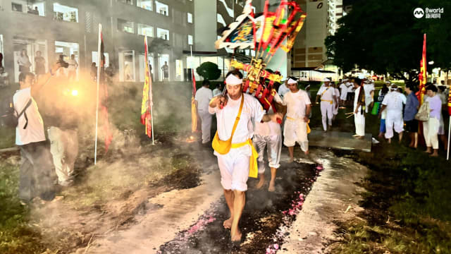 龙山岩斗母宫庆祝九皇爷诞 300多名信徒“过火路”