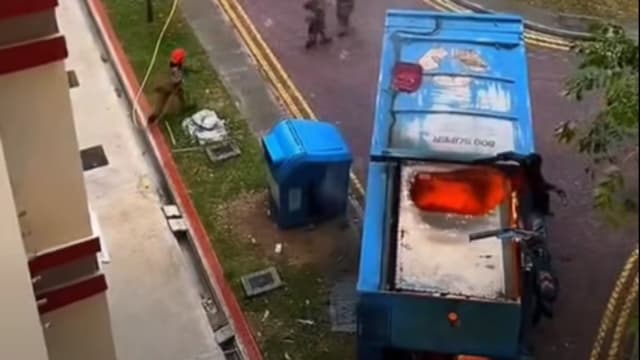 淡滨尼组屋区垃圾车起火燃烧 垃圾车顶部被烧穿